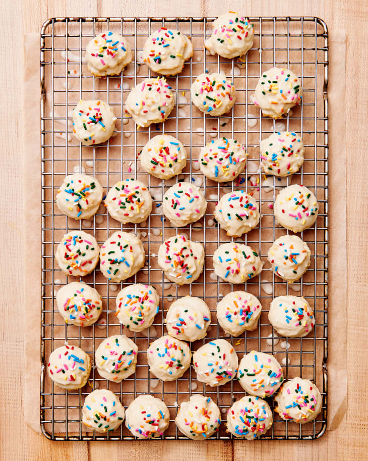 This Cooling Rack Hack Uses One Laundry Item You Would Have Never